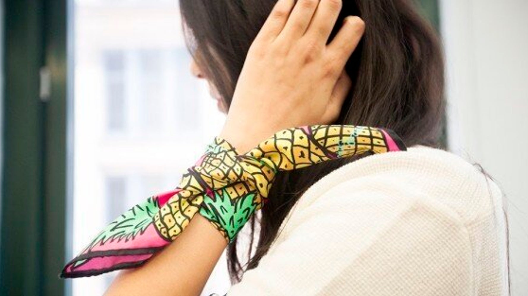 Mode: 9 façons de porter le foulard de soie, illustrées par des GIFs