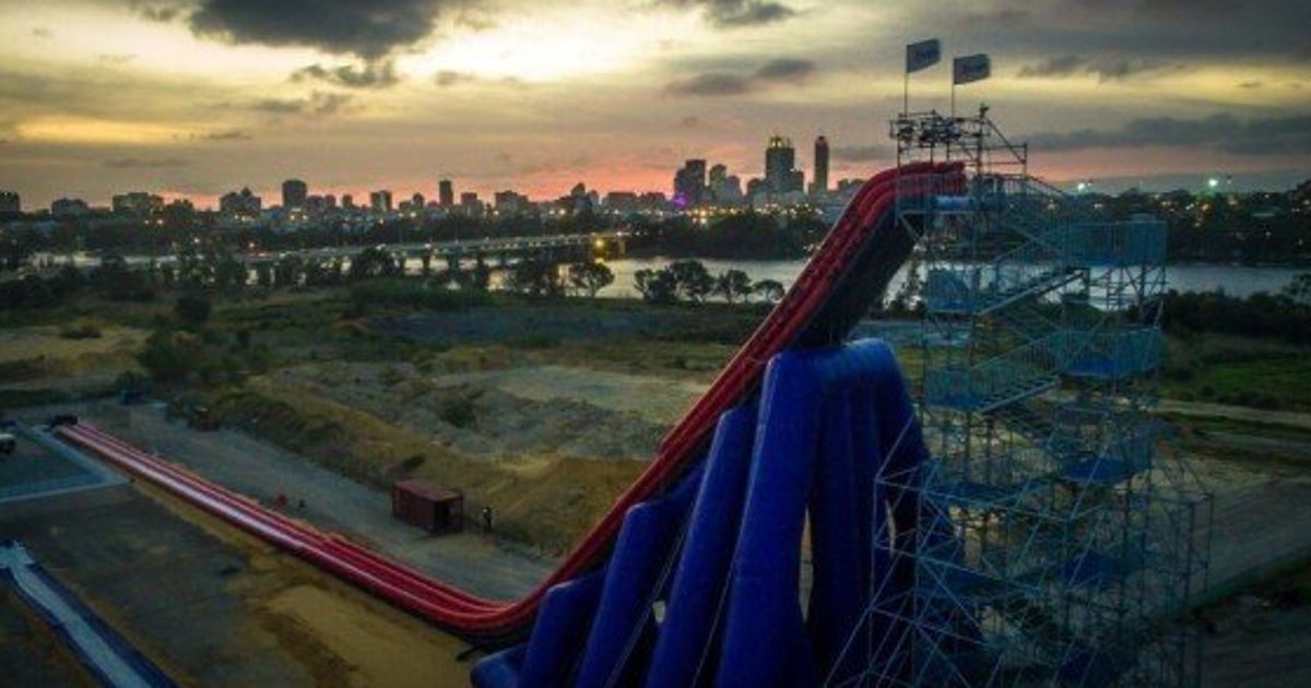 Voici le plus haut toboggan aquatique gonflable du monde (VIDÉO