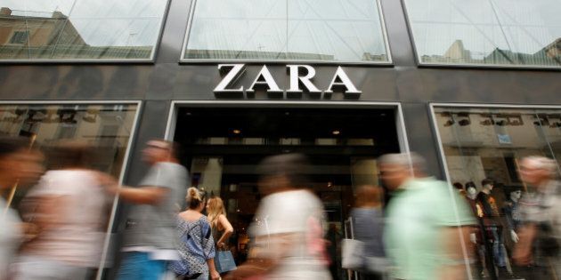 People walk past a Zara store, an Inditex brand, in central Barcelona, Spain, September 20, 2016. REUTERS/Albert Gea