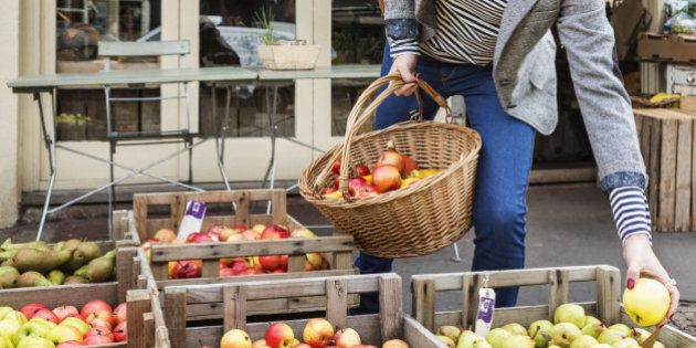 Woman shopping for organic fruit.
