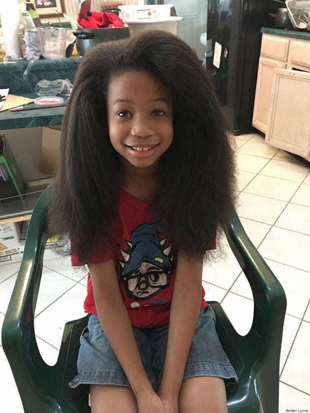 Ce garçon se rase la tête pour donner ses cheveux aux enfants atteints d'un cancer