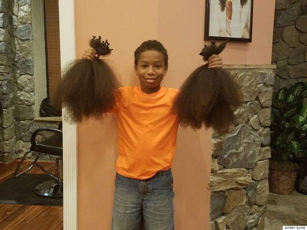 Ce garçon se rase la tête pour donner ses cheveux aux enfants atteints d'un cancer