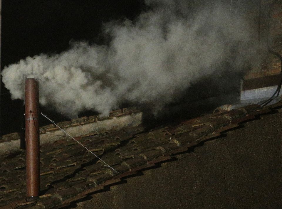 D'abord la fumée blanche de la cheminée de la chapelle Sixtine