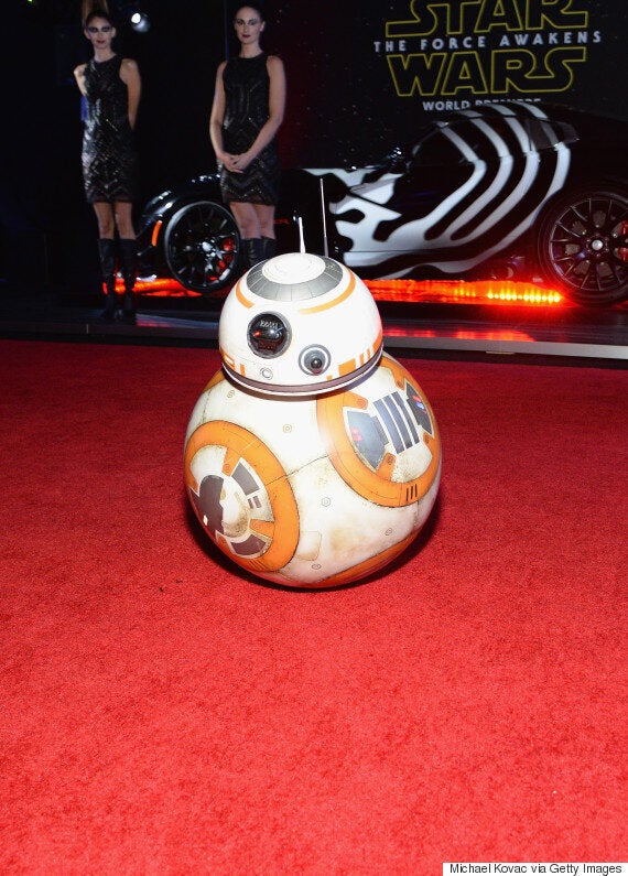 sur-le-tapis-rouge-de-star-wars-bb-8-a-jou-les-divas-photos