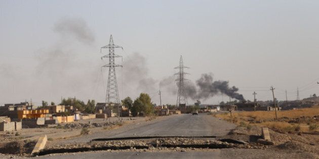 DIYALA, IRAK - AUGUST 24: Kurdish Peshmergas fight against Islamic State (IS) militants to regain the control of the town of Celavle in Diyala province, Iraq, on August 24, 2014. Diyala's Celavle town invaded by IS militants on August 11 after then armed Peshmerga forces seize to regain the town. (Photo by Feriq Ferec/Anadolu Agency/Getty Images)