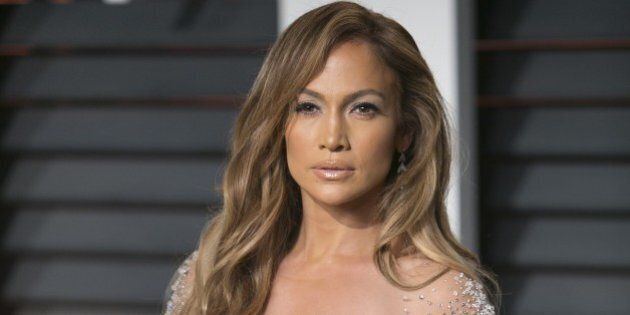 Jennifer Lopez arrives to the 2015 Vanity Fair Oscar Party February 22, 2015 in Beverly Hills, California.AFP PHOTO/ADRIAN SANCHEZ-GONZALEZ (Photo credit should read ADRIAN SANCHEZ-GONZALEZ/AFP/Getty Images)