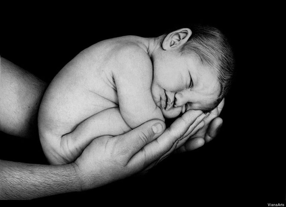 "Baby Cradled in Dad's Hands" (Bébé dans les mains de son père)