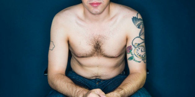 19 hommes parlent de leurs complexes et posent torse nu