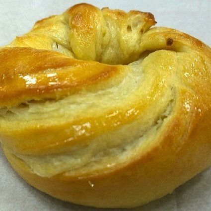 Croissant + bagel = le cragel