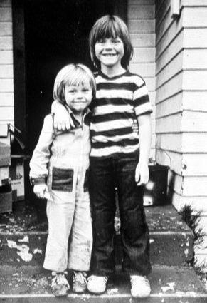 Leonardo DiCaprio (izquierda) con su hermanastro, Adam Ferrer