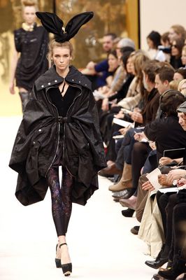 Boxe : 138 000€ le sac de frappe Louis Vuitton dessiné par Karl Lagerfeld