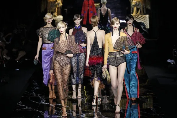 Sac de frappe de luxe: Louis Vuitton donne carte blanche à Karl