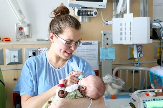 Grand Mamans Tendresse Bercer Des Bebes A L Hopital Sainte Justine Video Photos Huffpost Null