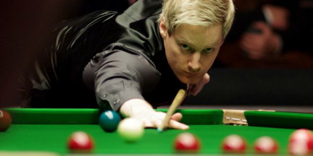 LONDON, ENGLAND - JANUARY 18: (CHINA OUT) Neil Robertson of Austalia plays a shot against Shaun Murphy of UK during day eight of the 2015 Dafabet Masters at Alexandra Palace on January 18, 2015 in London, England. (Photo by ChinaFotoPress/ChinaFotoPress via Getty Images)