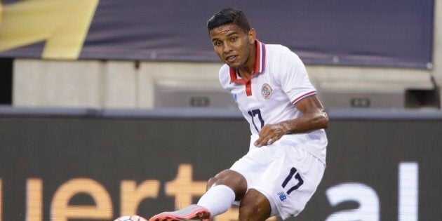 Costa Rica's Johan Venegas (17) passes the ball during the first half of a CONCACAF Gold Cup soccer match against Mexico Sunday, July 19, 2015, at MetLife stadium in East Rutherford, N.J. (AP Photo/Seth Wenig)