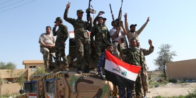 TIKRIT, IRAQ - MARCH 1 : Iraqi Army and volunteer fighters prepare at Sedull Udeyim region before an operation against Daesh (Islamic State of Iraq and Levant) in Tikrit, Iraq on March 1, 2015. (Photo by Ali Mohammed /Anadolu Agency/Getty Images)