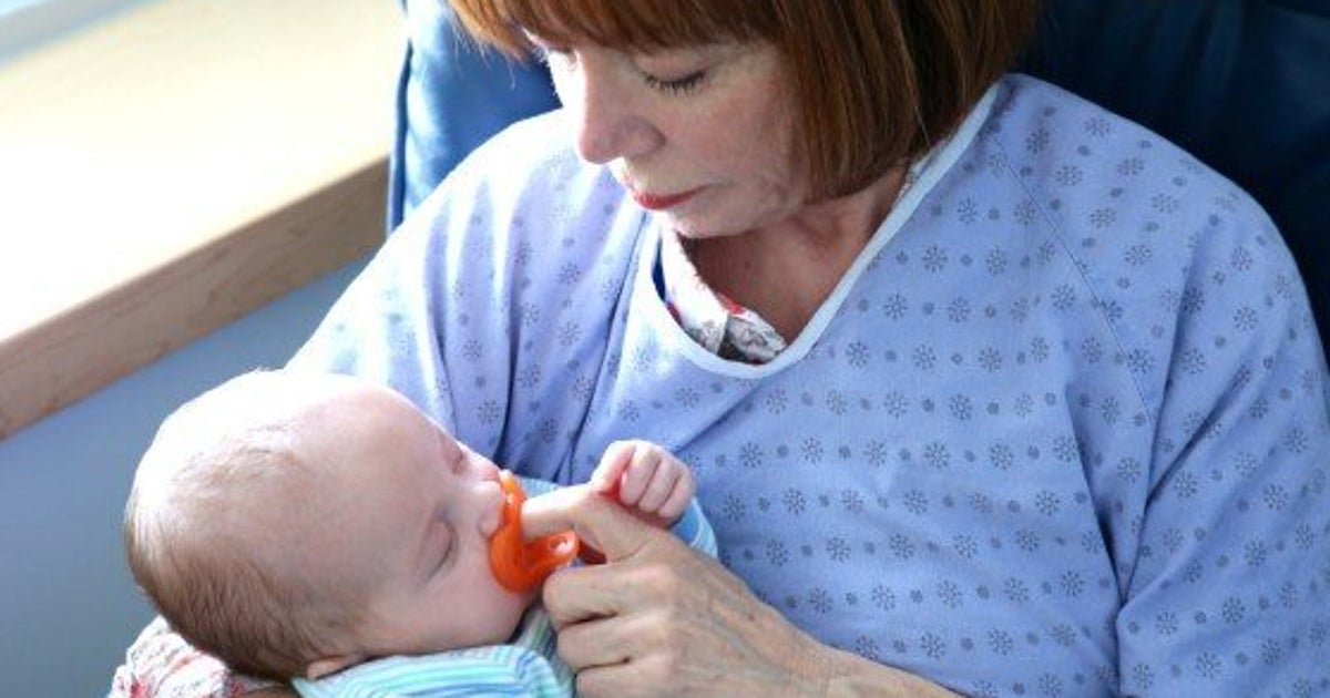 Grandmamans tendresse bercer des bébés à l'hôpital SainteJustine
