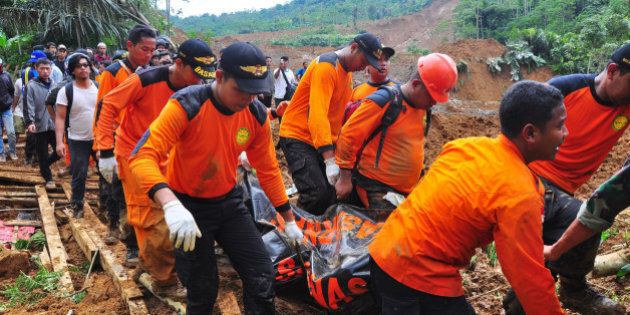 KARANGKOBAR, INDONESIA - DECEMBER 13: Rescue teams continue searching for 84 people who went missing following a landslide on the Indonesian island of Java that has left at least 24 others dead and thousands displaced at Jemblung village on December 13, 2014 in Karangkobar, Central Java, Indonesia. The landslide buried hundreds of houses in Jemblung village in Central Java province late Friday, with rescue operations being suspended late the next day amid fears that ongoing heavy rainfall could trigger more landslides. (Photo by Himawan Listya Nugraha/Anadolu Agency/Getty Images)