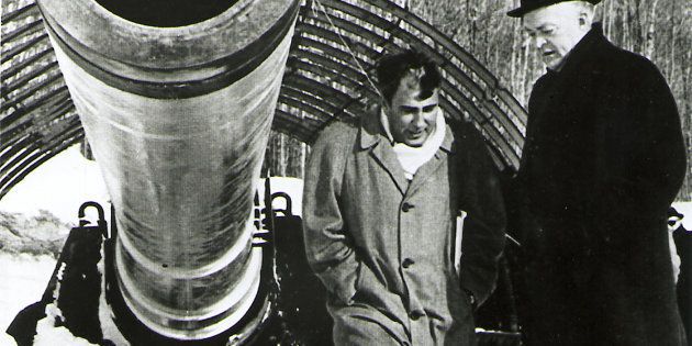L'expert en balistique Gerald Bull (à gauche), avec le premier ministre du Québec, Jean Lesage, et l'un des canons géants de Bull, dans une photo datant de 1965.