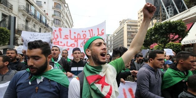 Des étudiants algériens manifestent au centre de la capitale, à Alger, en Algérie, le 26 mars 2019, contre l'extension du mandat du président Abdelaziz Bouteflika et réclamant un changement immédiat.