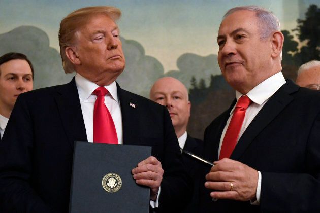 Le président Donald Trump écoute le premier ministre israélien Benjamin Netanyahu (à droite), dans la salle de réception diplomatique de la Maison-Blanche, le 25 mars 2019. Trump a signé une proclamation reconnaissant officiellement la souveraineté d'Israël sur le Golan.