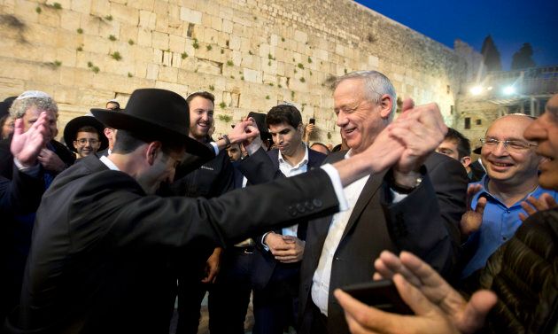 Le chef du parti Bleu-Blanc, l'ancien chef d'état-major de l'armée israélienne, Benny Gantz danse avec un homme juif ultra-orthodoxe lors de sa visite au Mur des Lamentations, le lieu sacré où les juifs peuvent prier dans la vieille ville de Jérusalem.