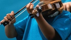 Violon, peinture et technologie pour une garderie pas comme les