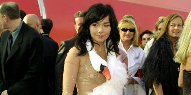 UNITED STATES - MARCH 25: Bjork, Best Song nomminee for 'Dancer in the Dark' arriving for the 73rd Academy Awards 3/25/01. (Photo by Vinnie Zuffante/Getty Images)
