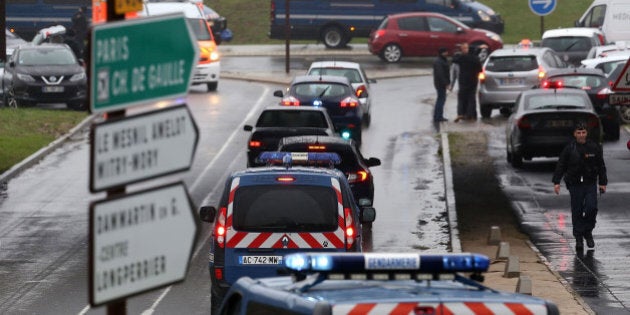 PARIS, FRANCE - JANUARY 09: Officers of the french Special Police Forces looks for the suspects linked to the 'Charlie Hebdo' attack near Dammartin-en-Goelle on January 9, 2015 in Paris, France. A huge manhunt for the two suspected gunmen in wednesday's deadly attack on french satirical newspaper 'Charlie Hebdo' has entered its third day (Photo by Marc Piasecki/Getty Images)