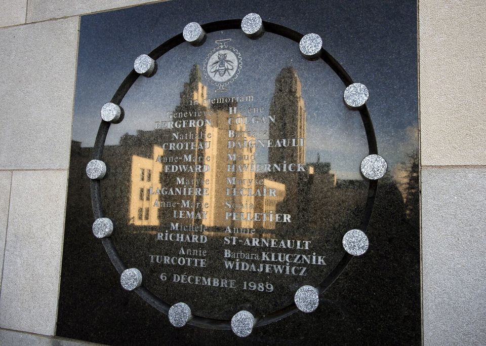La plaque commémorative en l'honneur des victimes.