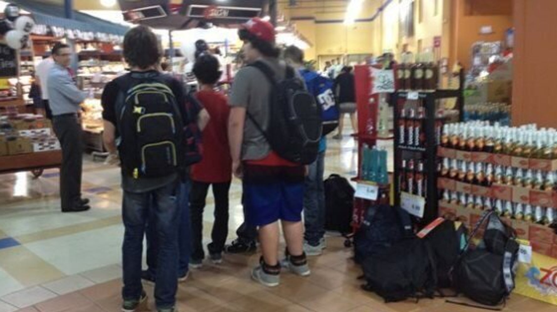 RouynNoranda des adolescents doivent attendre en file pour entrer à l