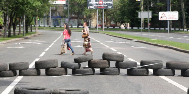 DONETSK, UKRAINE - MAY 27: Pro-Russian separatists block the road to Donetsk Airport in Donetsk, Ukraine on 27 May, 2014. (Photo by Veli Gurgah/Anadolu Agency/Getty Images)