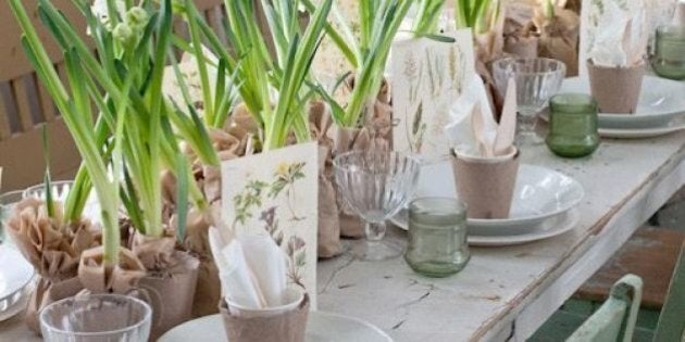 Un Nid D'œufs De Pâques Colorés Est Posé Sur Une Table Avec Un