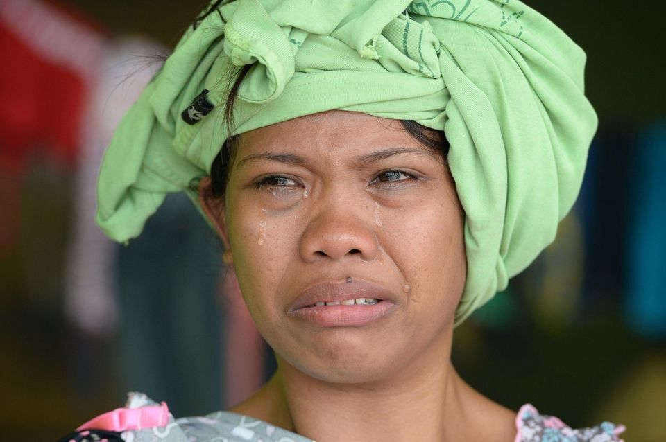  Une femme pleure en racontant son calvaire, àTacloban