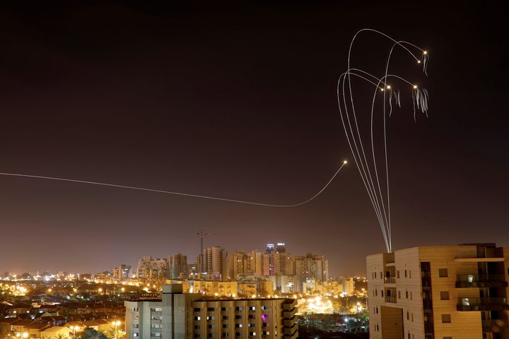 Σε αυτή τη φωτογραφία, που τραβήχτηκε από την ισραηλινή πόλη Ασκελόν, διακρίνονται τα ίχνη από την αντιπυραυλική ασπίδα του Ισραήλ, που ενεργοποιήθηκε για να εξουδετερώσει ορισμένες από τις ρουκέτες που εκτόξευσε η Χαμάς