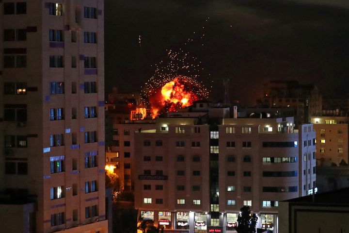 Μία πύρινη σφαίρα ξεπηδά πάνω από κτίρια στην Γάζα, καθώς ισραηλινό αεροσκάφος βρίσκει στόχο στις 4 Μαϊου 2019.