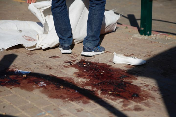 Αίμα στο χώρα και ένα γυναικείο παπούτσι. Τα απομεινάρια μίας από τις επιθέσεις με ρουκέτες σε πόλη του Ισραήλ από την Χαμάς, στις 3 Μαϊου 2019.