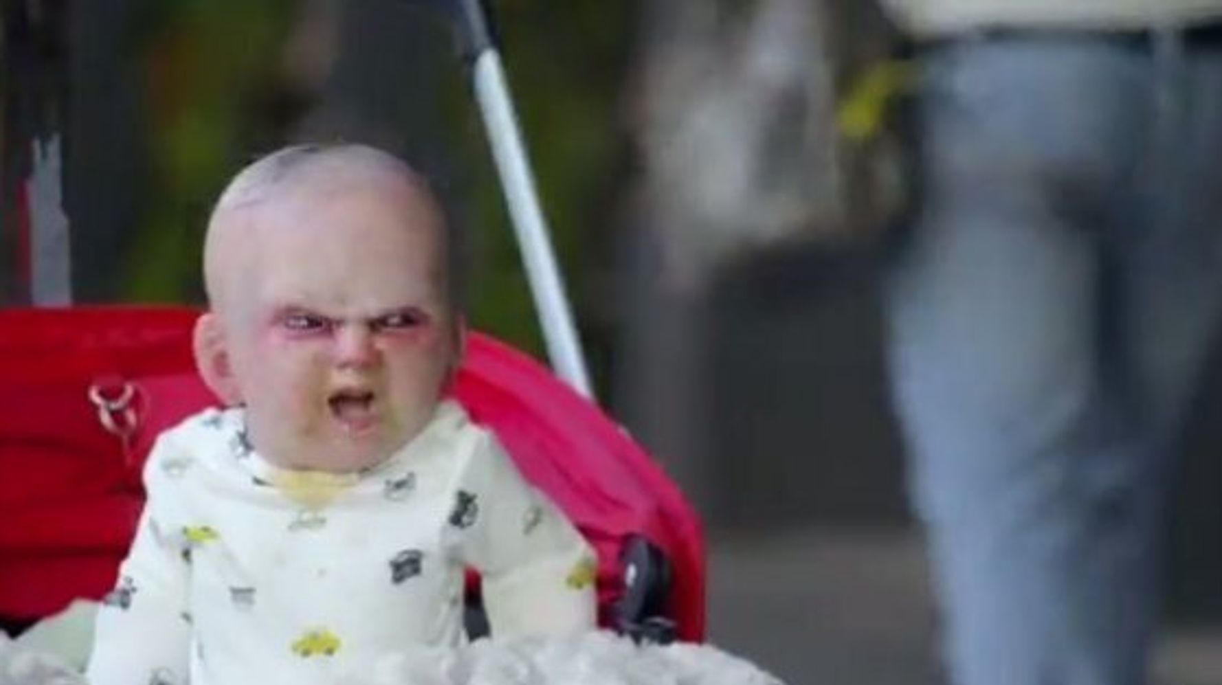 Un Bebe Demoniaque Fait Peur Aux Passants A New York Video Huffpost Null