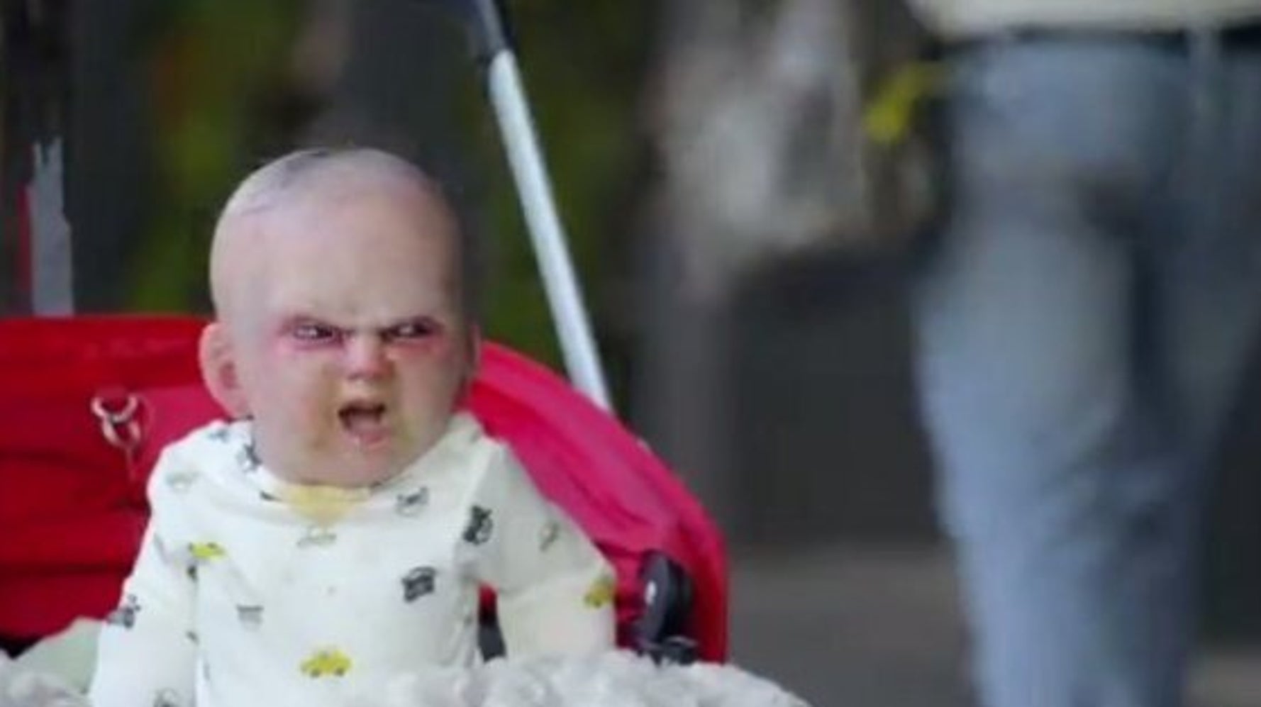 Un Bebe Demoniaque Fait Peur Aux Passants A New York Video Huffpost Quebec Nouvelles