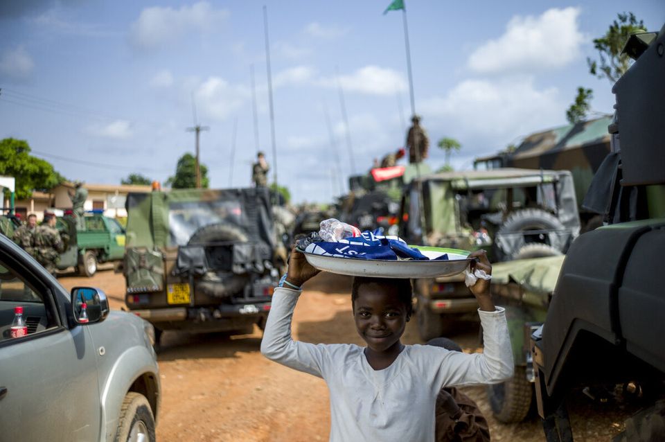 4 décembre - Les troupes françaises stationnent au Cameroun