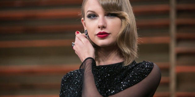 Taylor Swift arrives to the 2014 Vanity Fair Oscar Party on March 2, 2014 in West Hollywood, California. AFP PHOTO/ADRIAN SANCHEZ-GONZALEZ (Photo credit should read ADRIAN SANCHEZ-GONZALEZ/AFP/Getty Images)