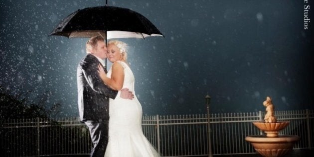 De belles photos de mariage, même par mauvais temps