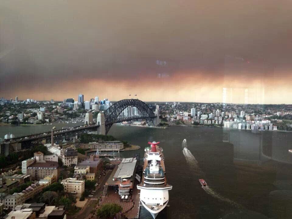 Bushfire smoke engulfs Sydney