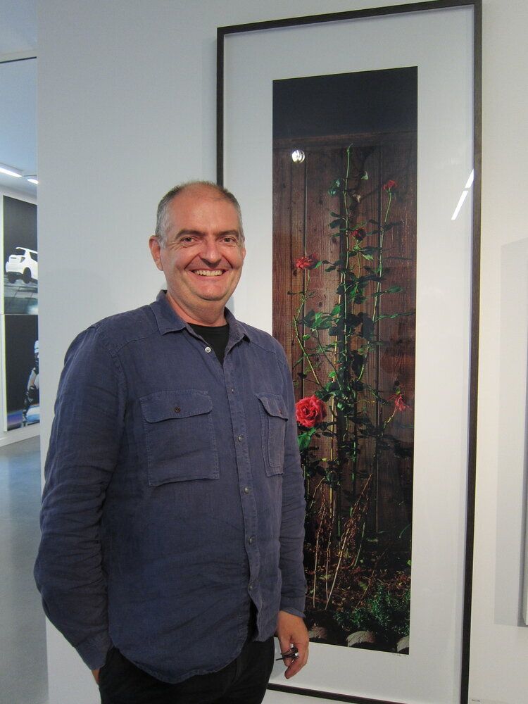 Donald Browne, devant une image de l'artiste Suzy Lake