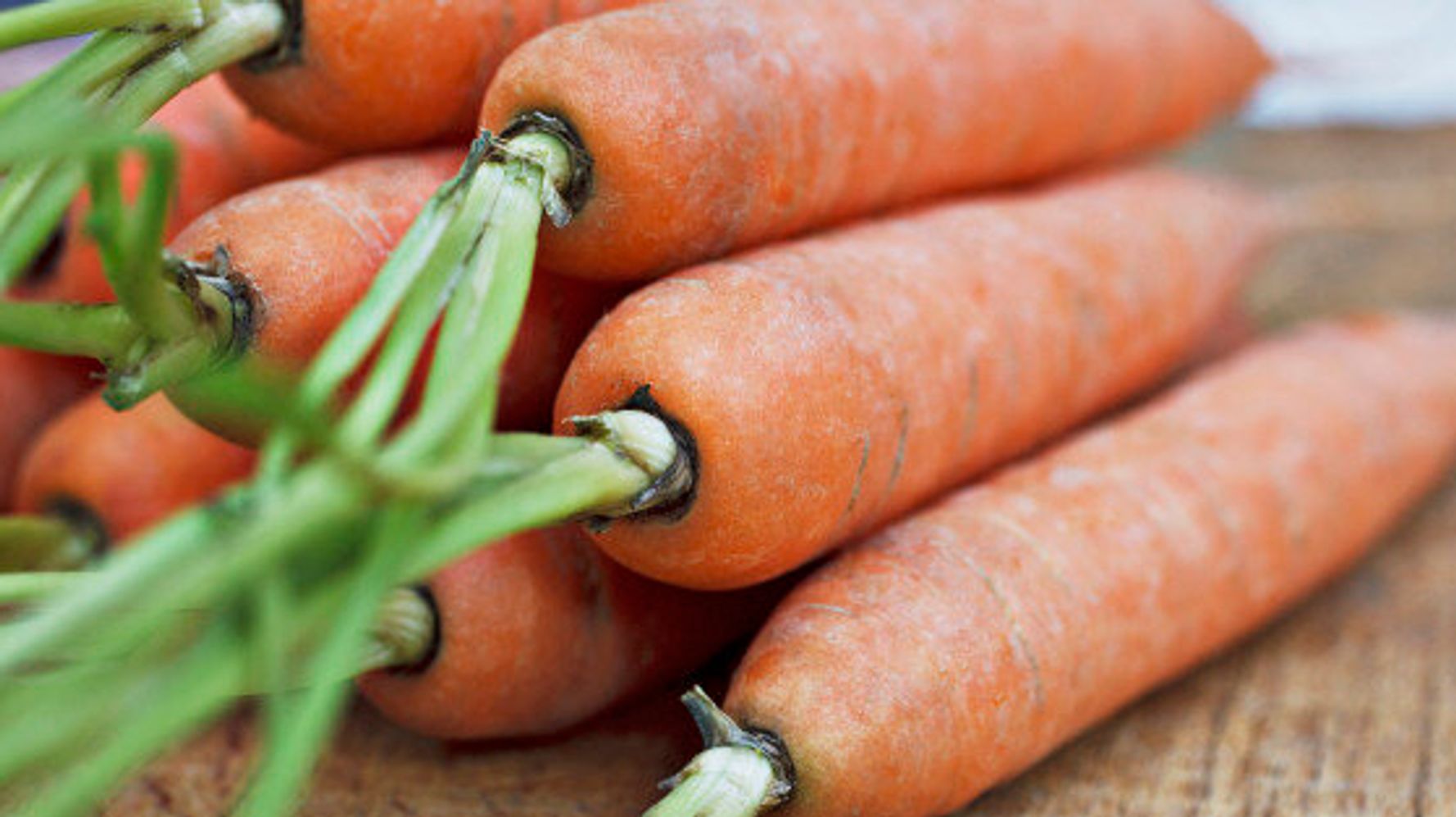 Любит ли морковь. Морковь с ботвой. Мешок моркови. Морковная ботва. Морковь с обрезанной ботвой.