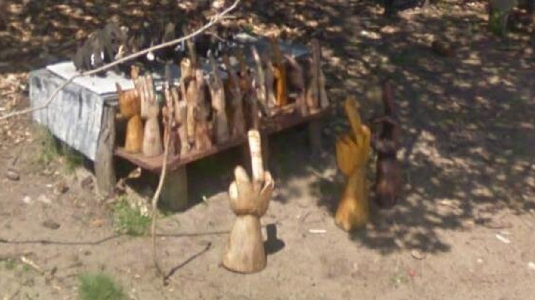 Des passants du monde entier accueillent les voitures Google avec un