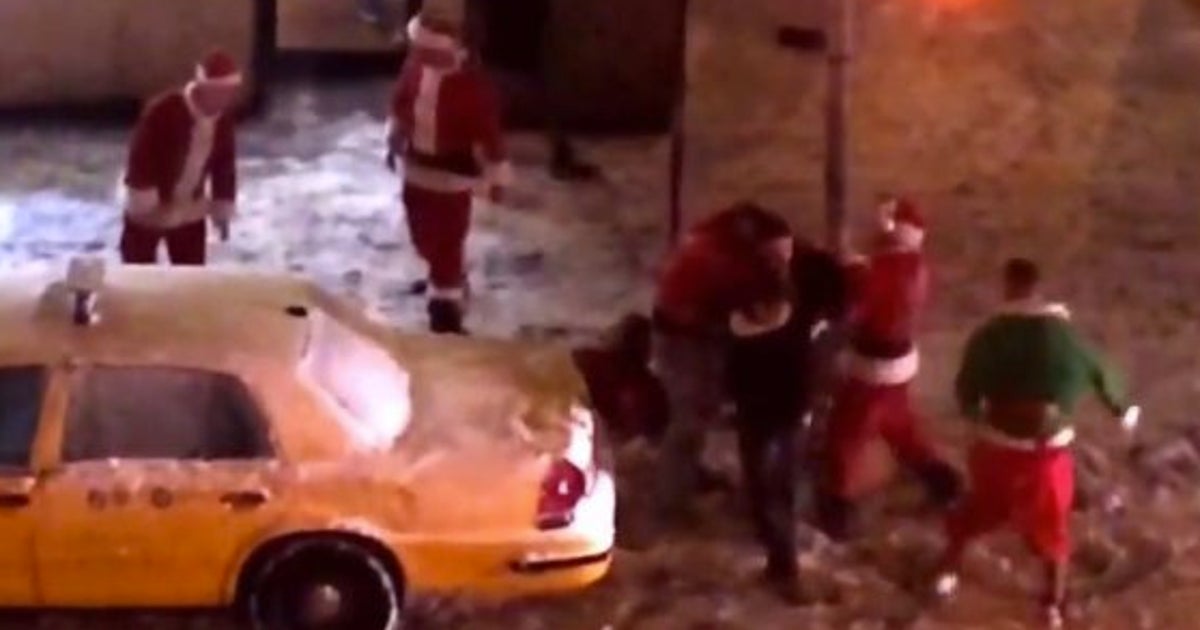Une bagarre de Pères Noël dans les rues de New