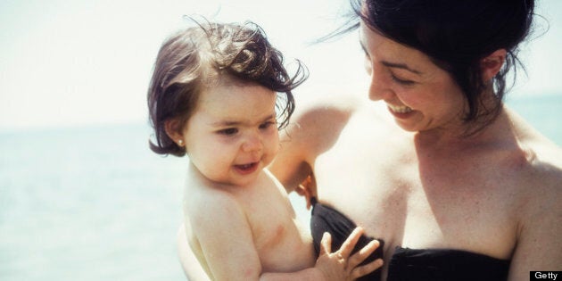 mamá, 30 años, bañador, bebé, hija, sonrisa, brazos, playa, retratos, felicidad, proximidad, familia, ternura