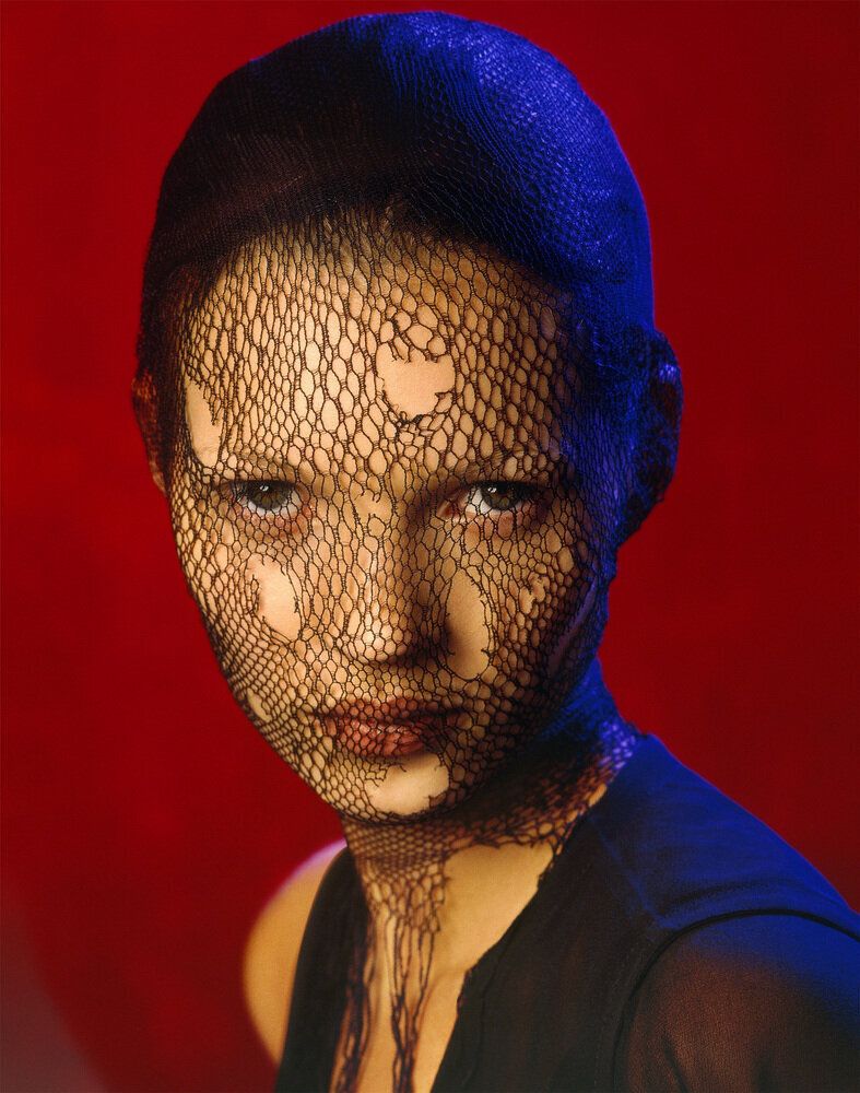 Albert Watson - Kate Moss porte un voile déchiré, Marrakech, 1993