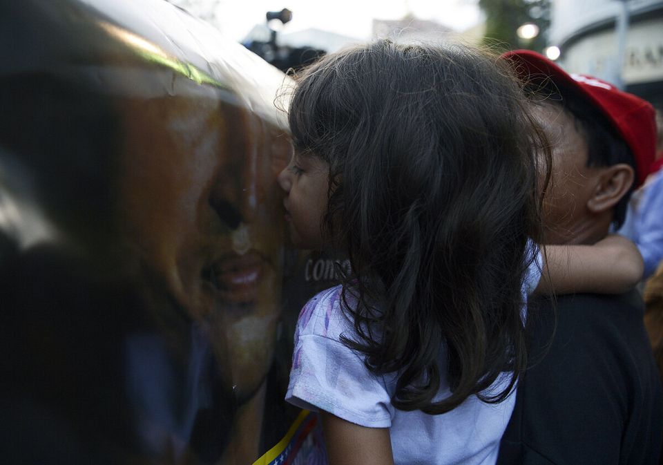 Hugo Chavez est mort: des Vénézuéliens en deuil